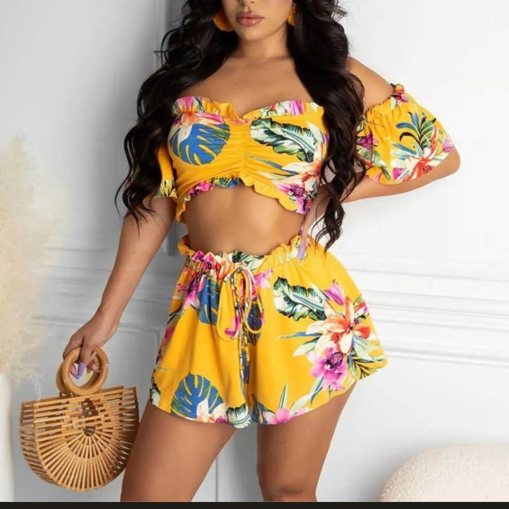 Yellow pleated floral skirt set excellent condition worn once
